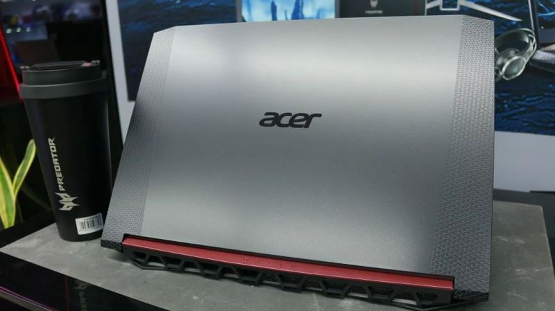 Acer Nitro 5 vẫn được thiết kế với tone màu đỏ đen truyền thống trên các dòng Nitro series