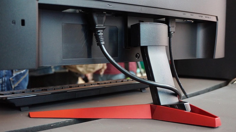Bắt buộc phải có hai cổng kết nối cơ bản là HDMI và DisplayPort